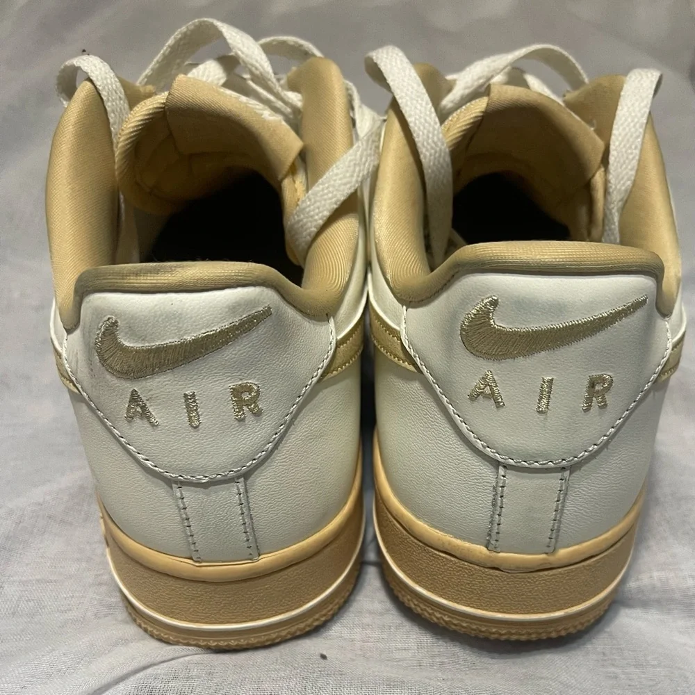 Nike  AIR Force  WMMS 1’07 White and Tan Sneakers
